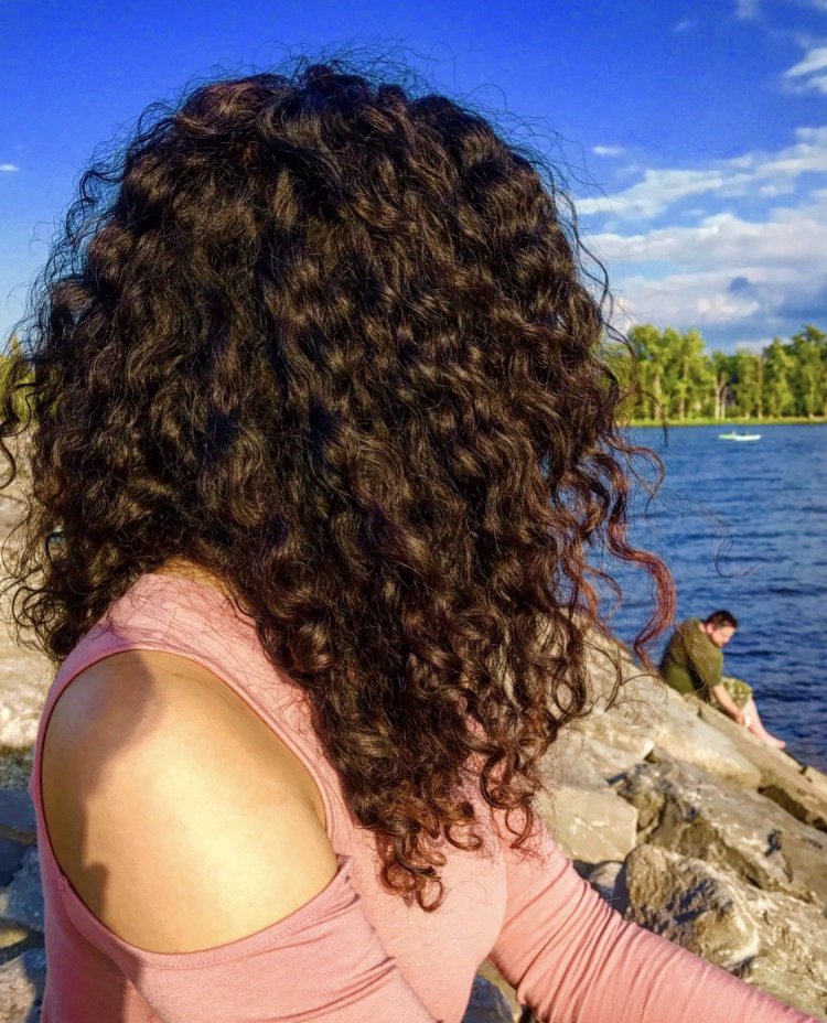 Рыжая кудрявая со спины