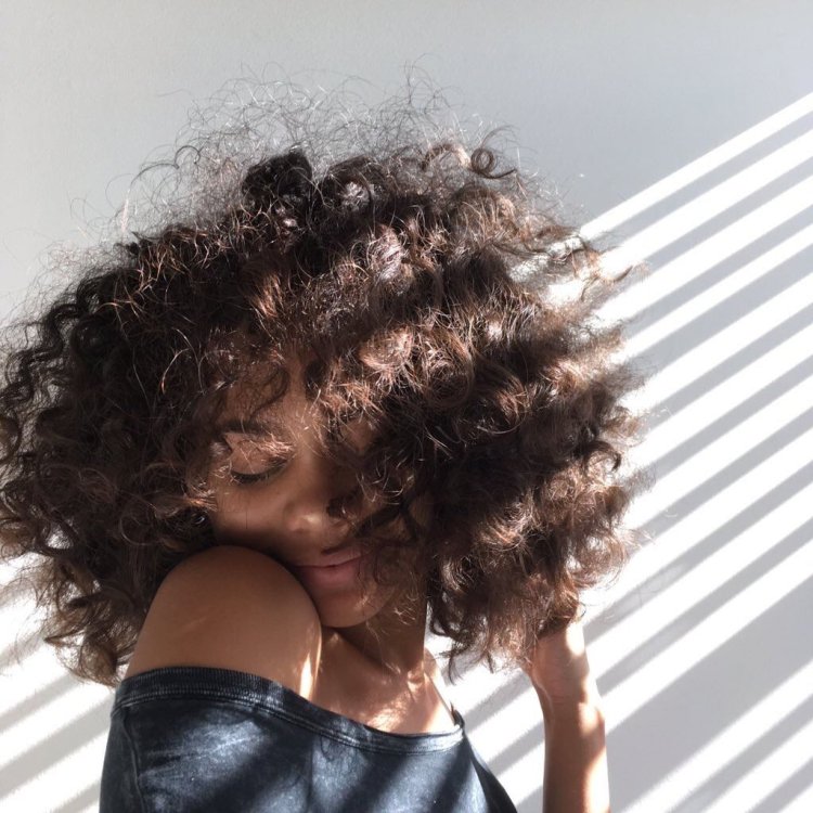 Кудрявая на море