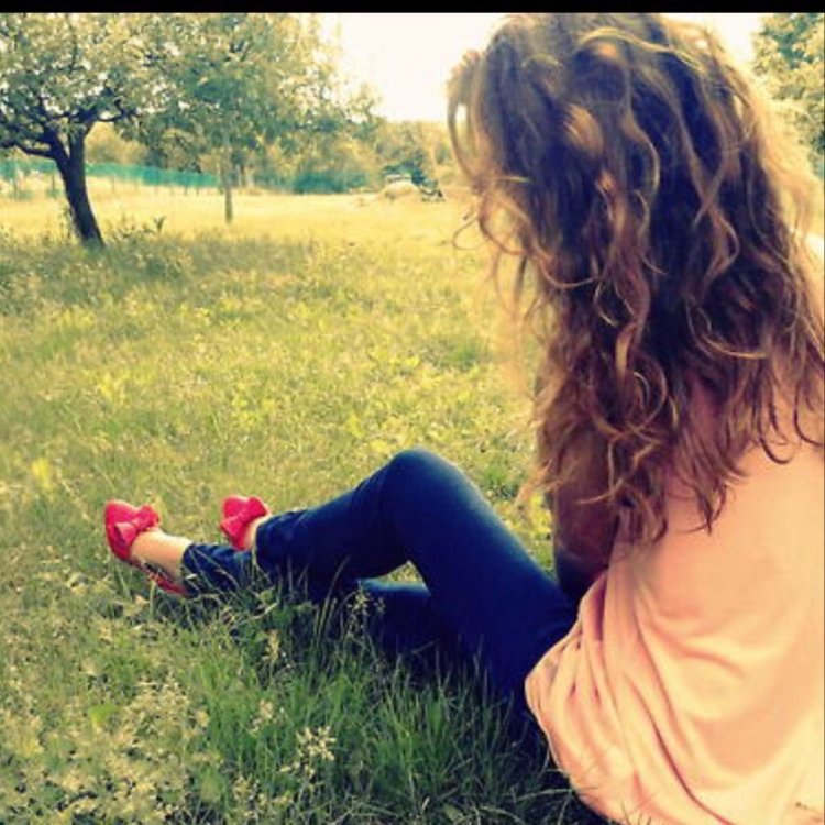 Кудрявые волосы с закрытым лицом