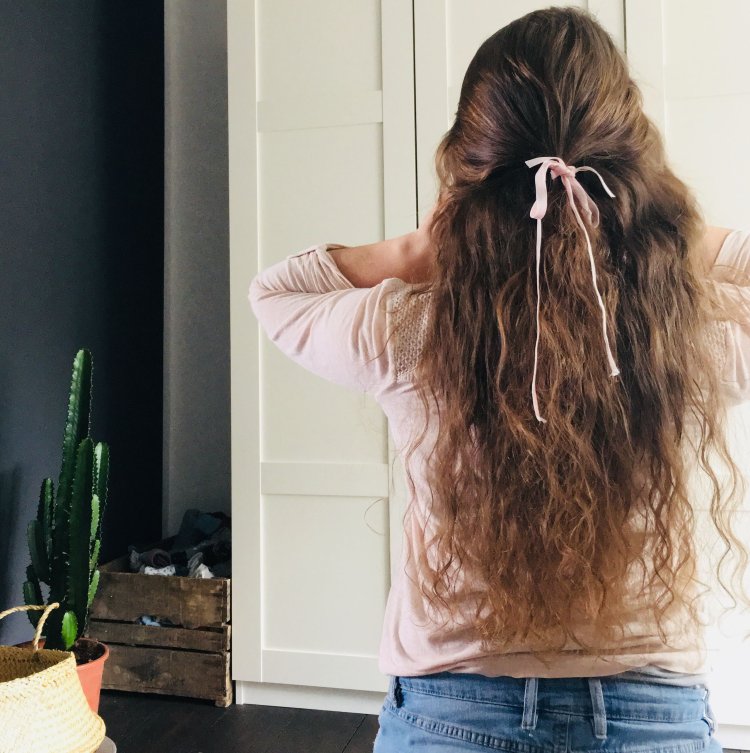 Волнистые волосы со спины