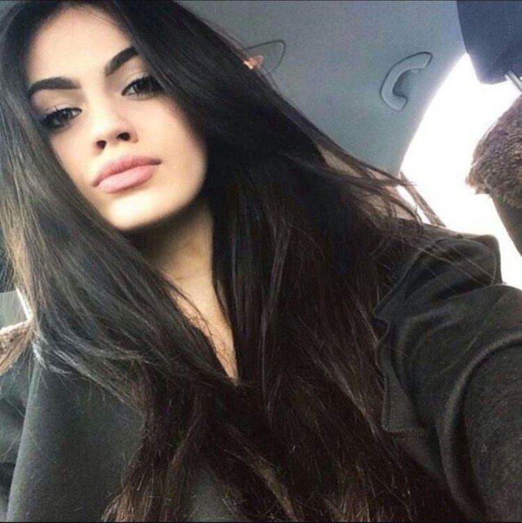 Брюнетка с карими глазами