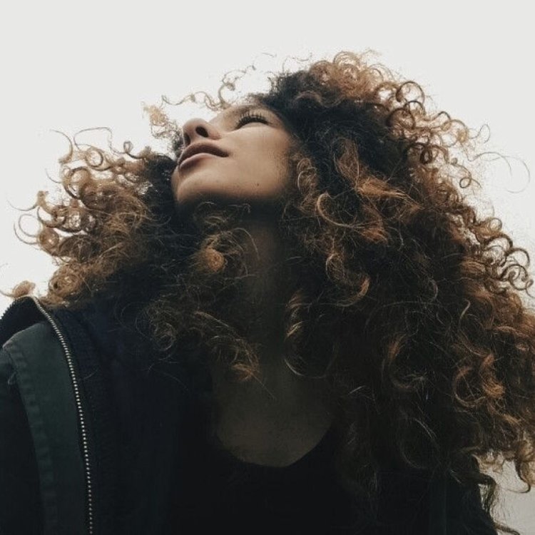 Кудрявая девушка