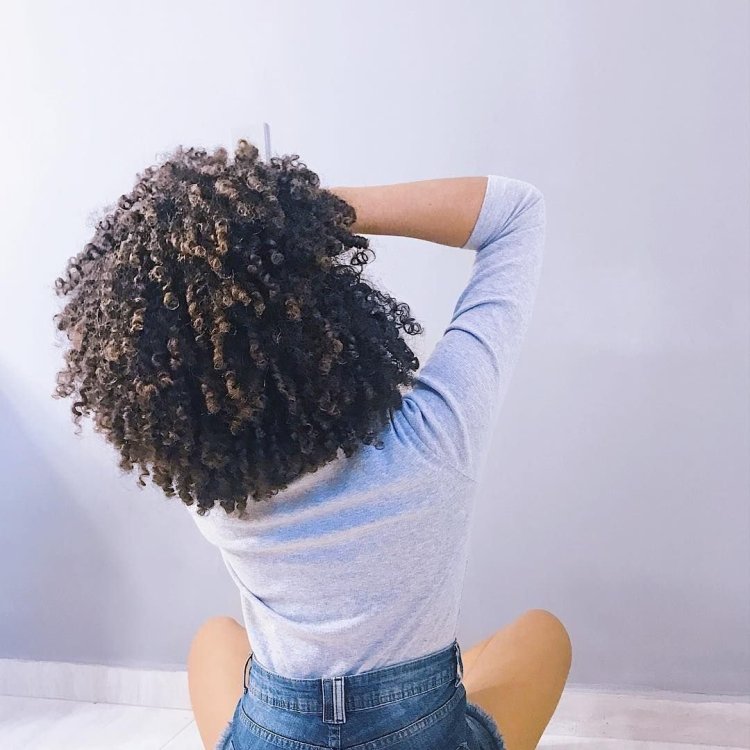 Кудрявая девушка со спины