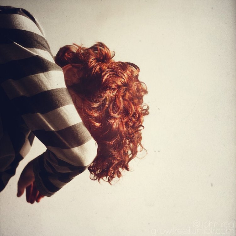 Кучерявая девушка со спины