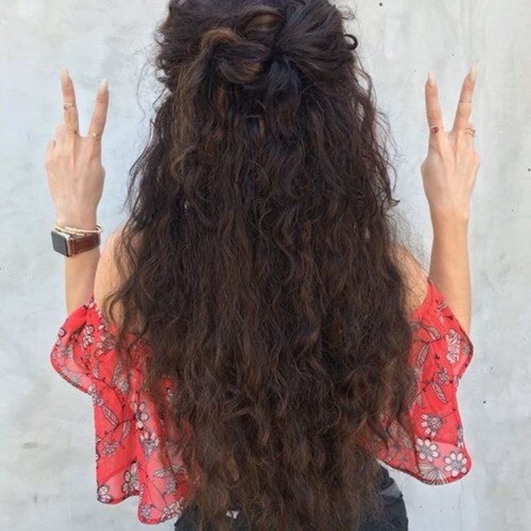 Девушка с кудрявыми волосами со спины