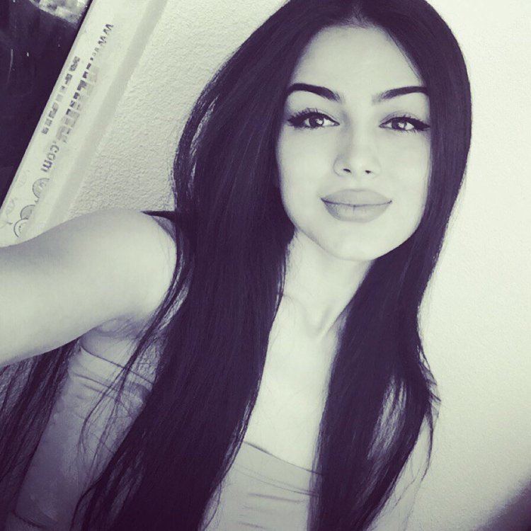 Пышные девушки в облегающих платьях