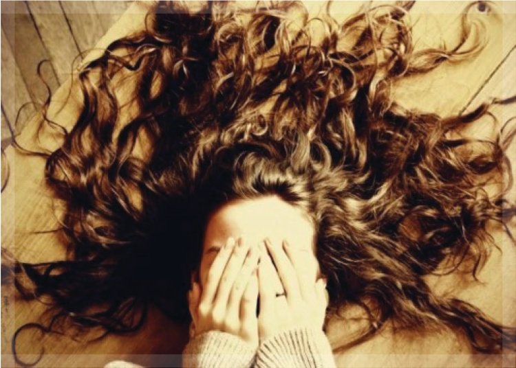 Кудрявая со спины