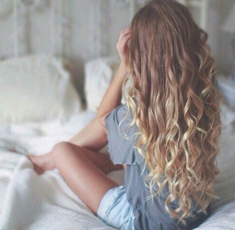 Кудрявая девушка со спины