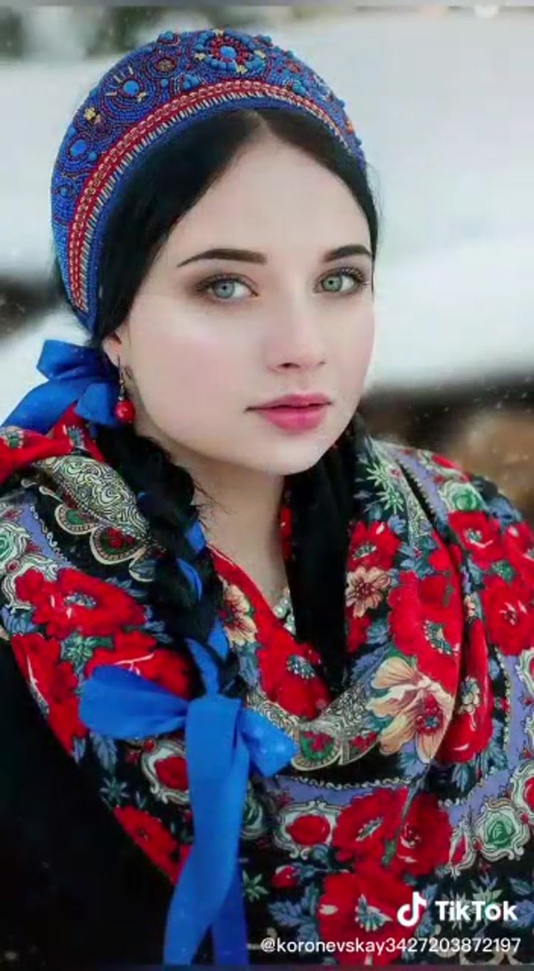 Красавица в платке