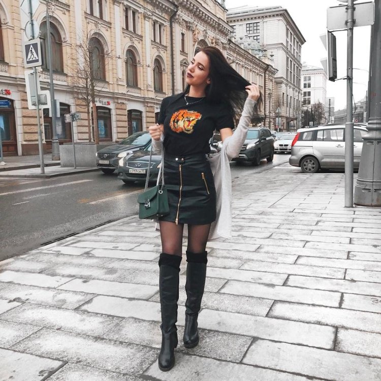 Девушки в сапогах до колена