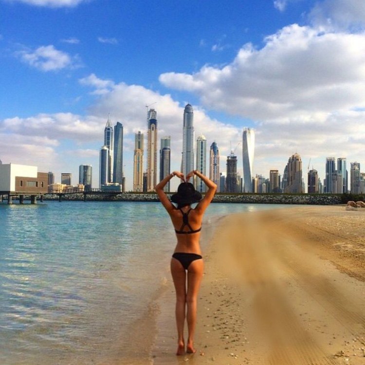 Кэти Топурия на море