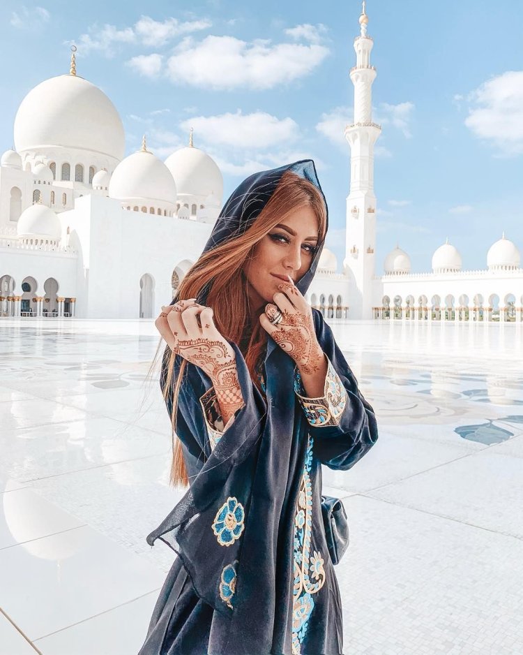 Девушка в хиджабе на пляже