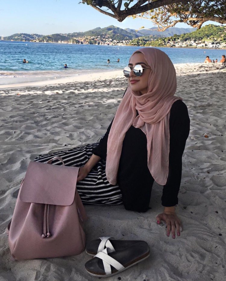 Девушка в хиджабе в очках