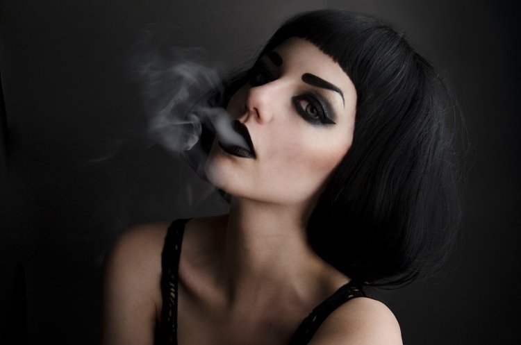 Девушка черные волосы с сигаретой