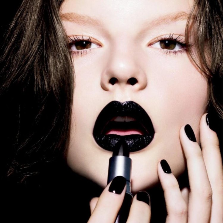 Женщина и помада
