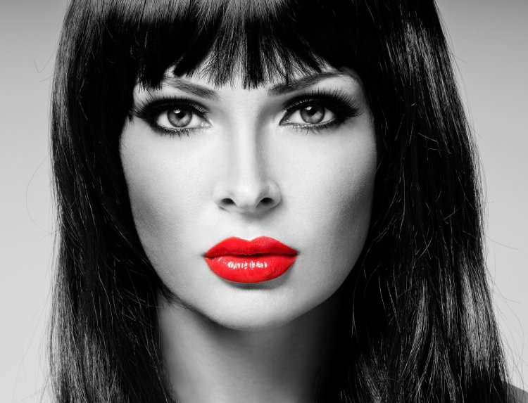 Девушка с красной помадой на черном фоне