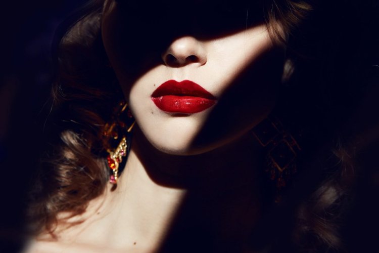 Лицо девушки в шляпе