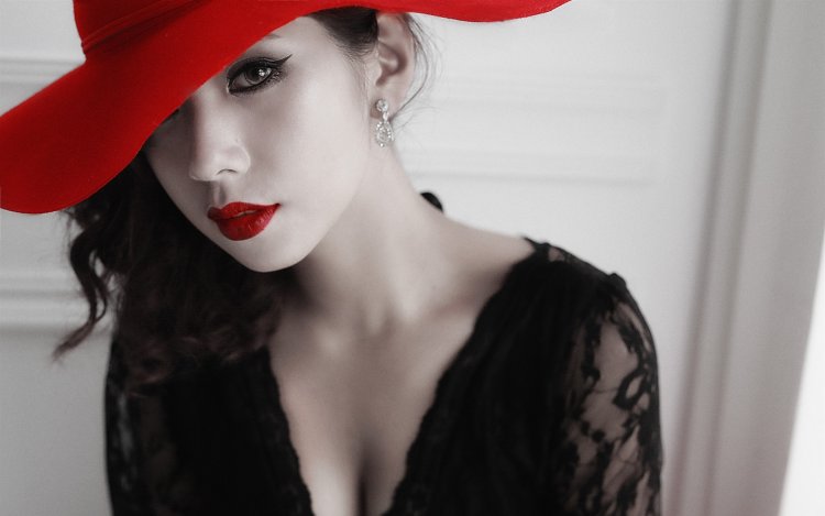 Виолетта Койфман в красной шляпе