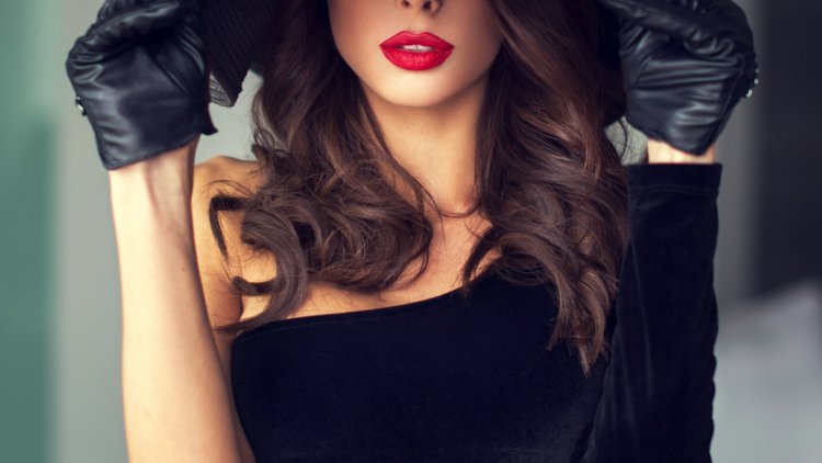 Девушка в черном с красной помадой