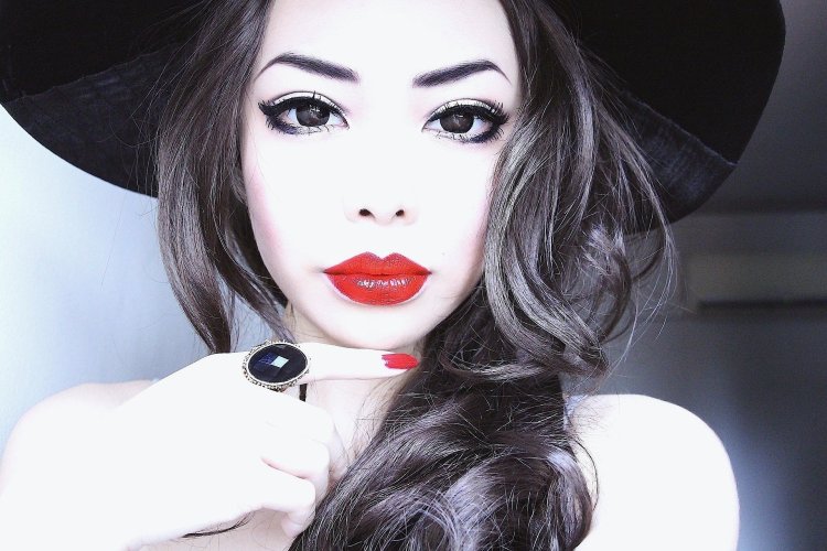 Девушка в шляпе на черном фоне