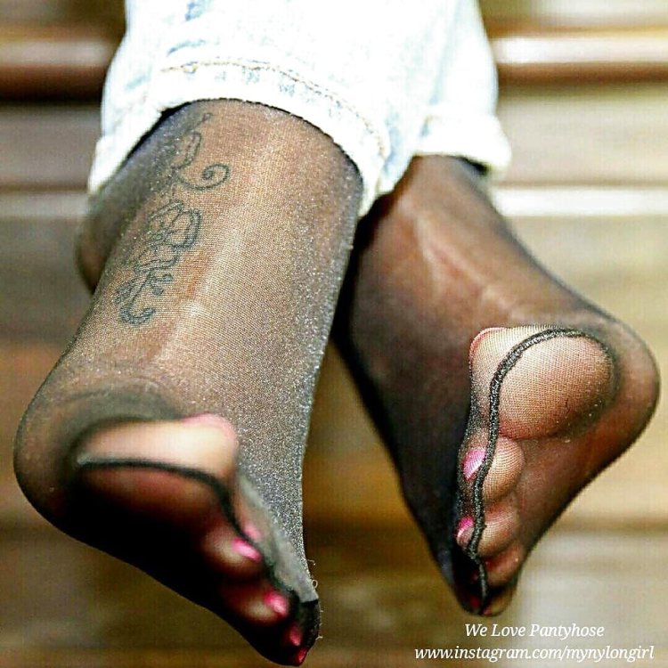 Пальцы ног в колготках