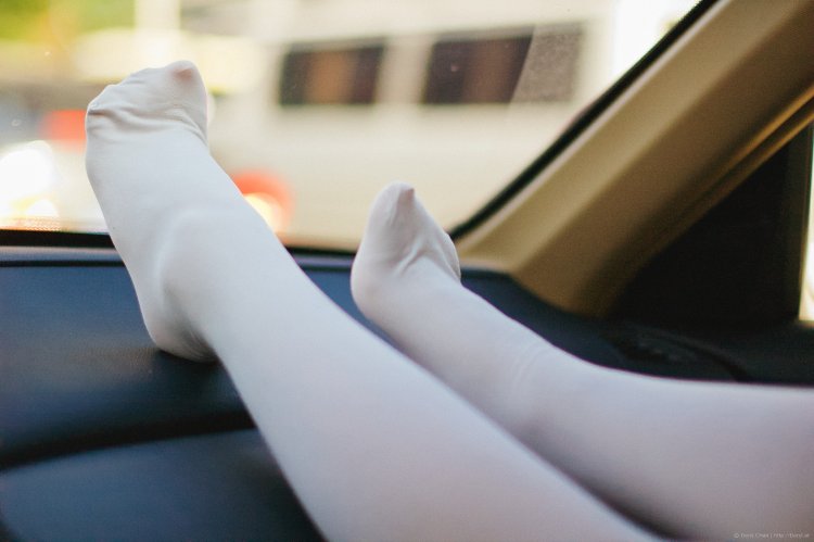 Ступни в белых колготках