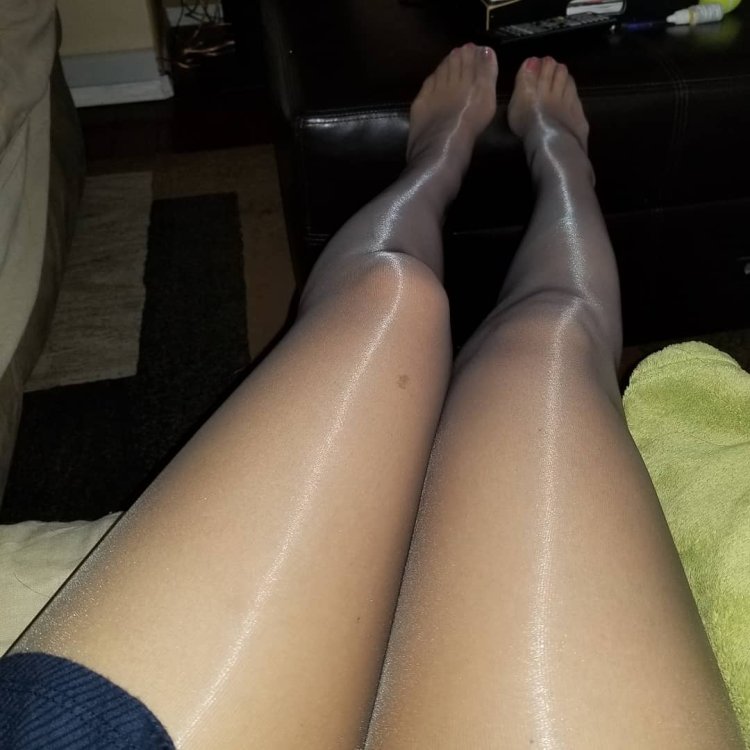 Ноги в капроновых колготках