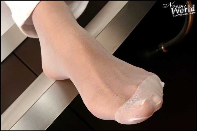 Женские ножки в капроновых носочках