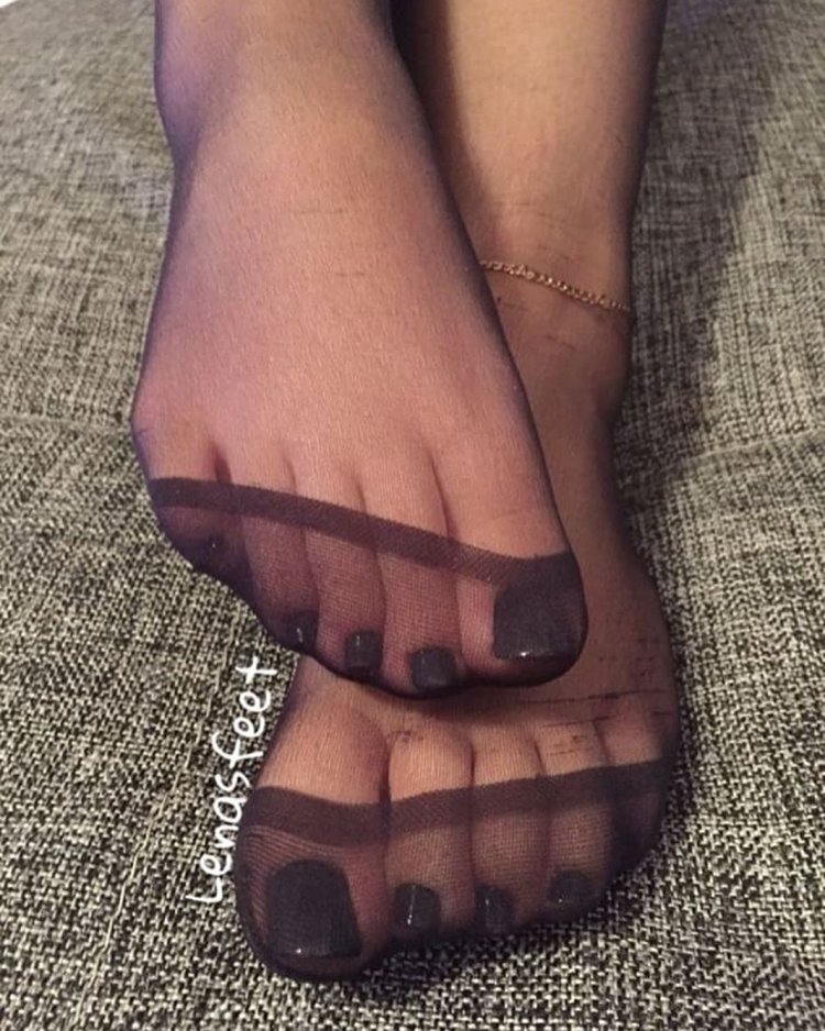 Анастасия Ивлеева педикюр