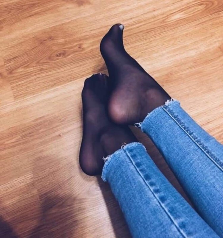 Стопы девушек в колготках