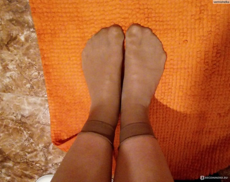 Ноги в капроновых носках