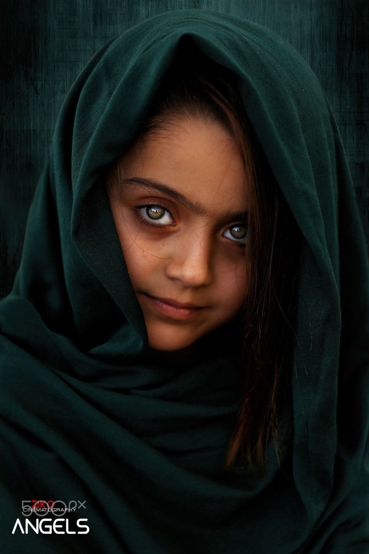 Пакистанская девочка с зелеными глазами