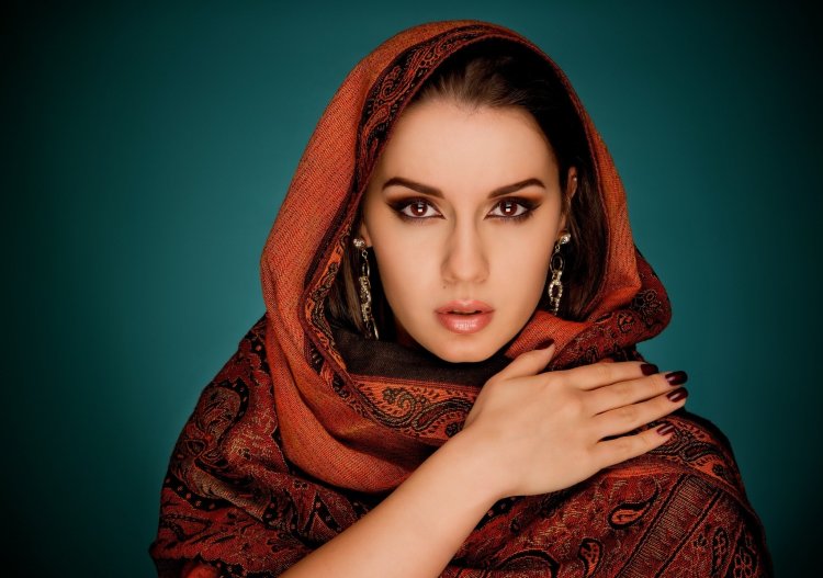 Девушка в военной форме и берцах