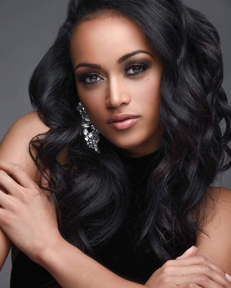 Смуглая брюнетка