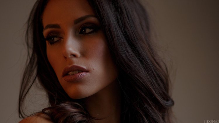 Брюнетка с карими глазами