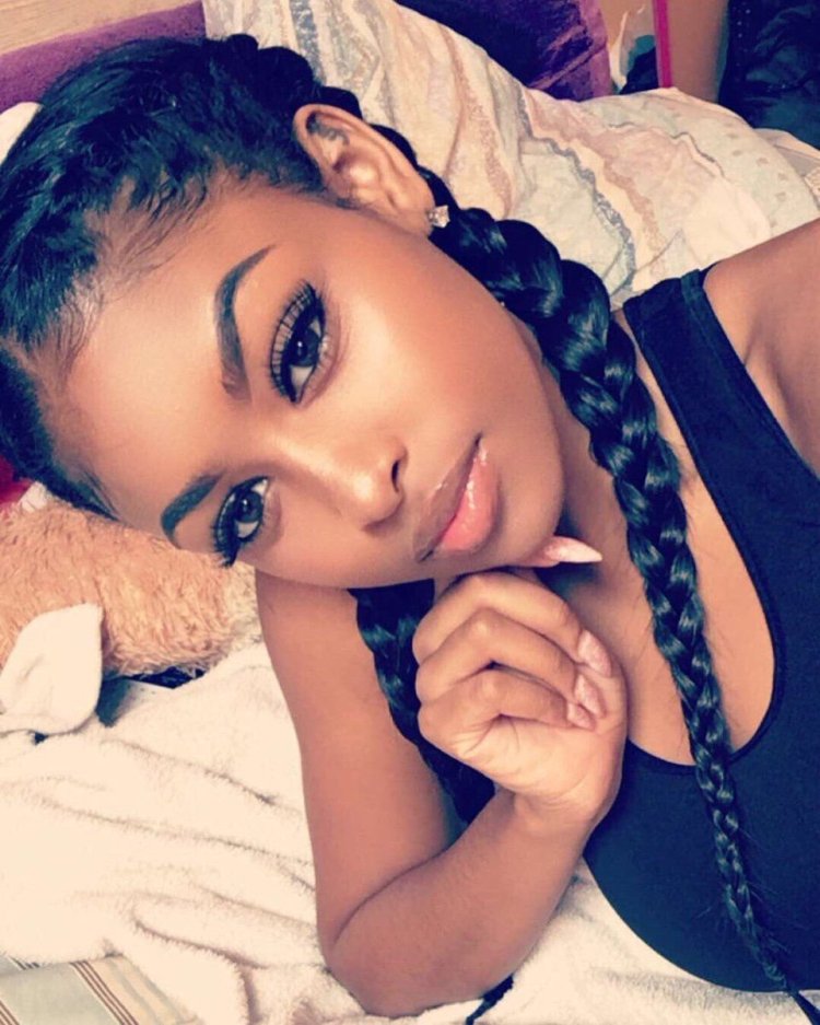 Загорелая брюнетка с голубыми глазами