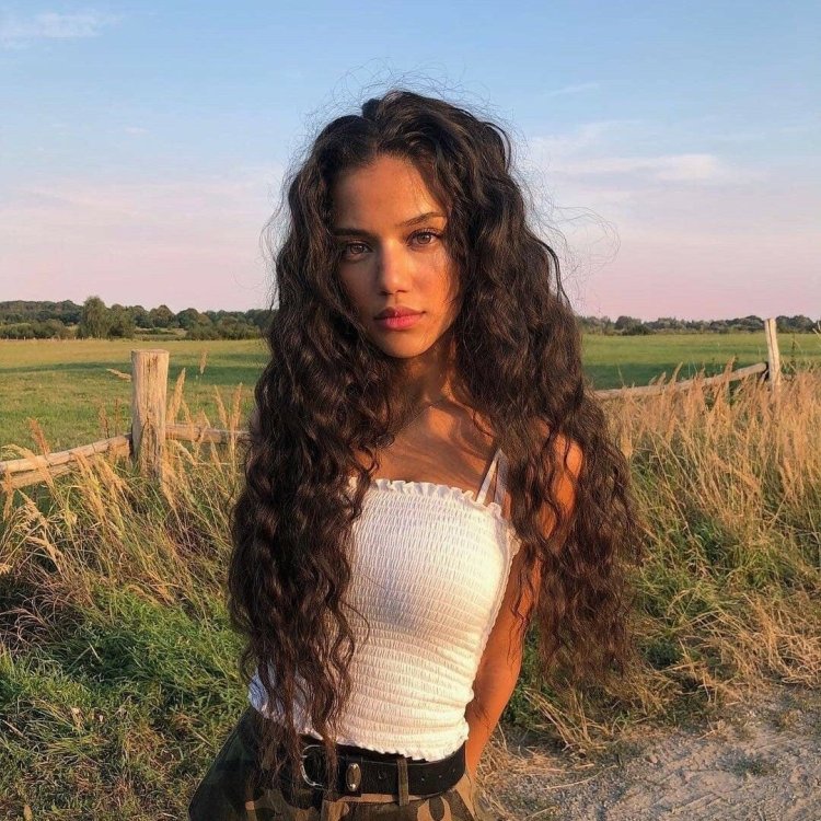 Смуглая брюнетка