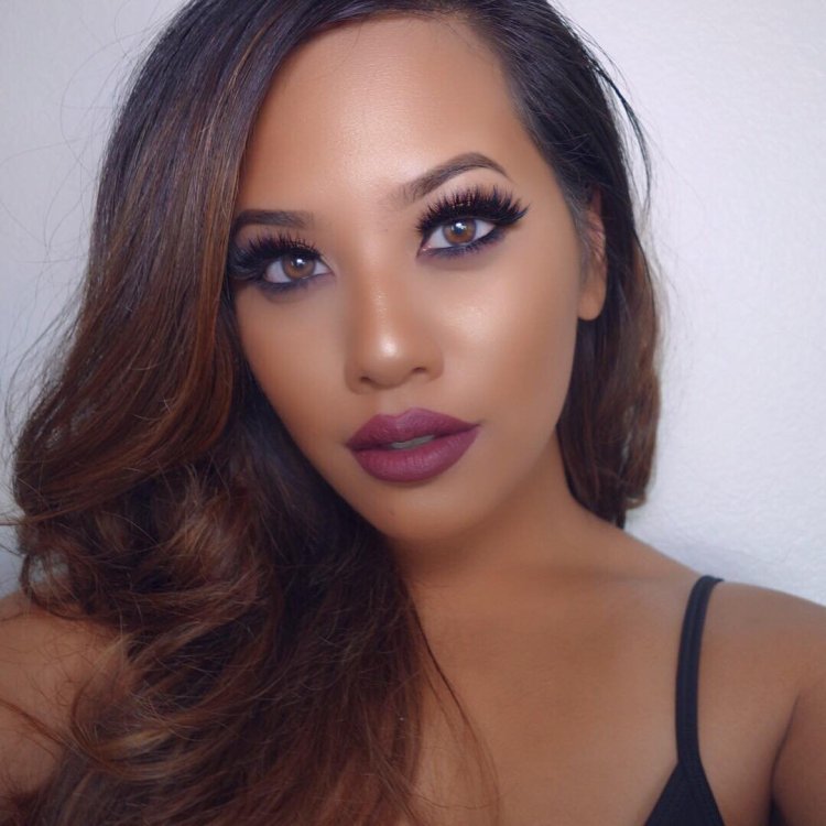 Брюнетка с большими глазами