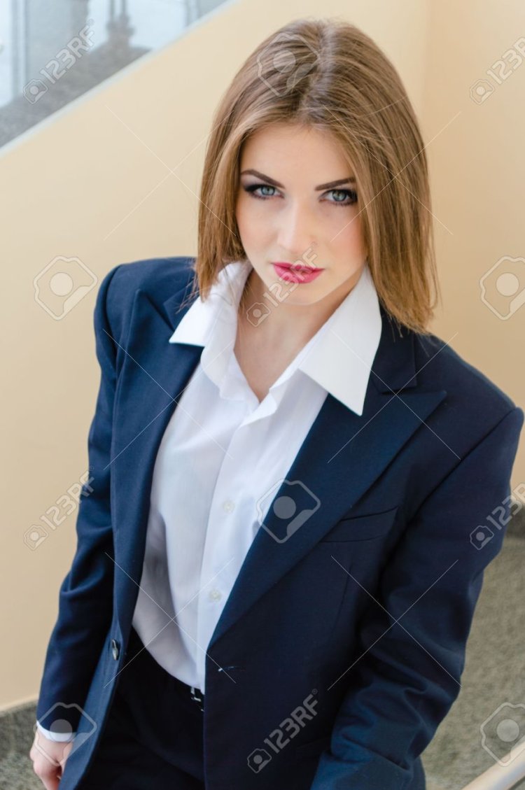 Строгая одежда для девушек