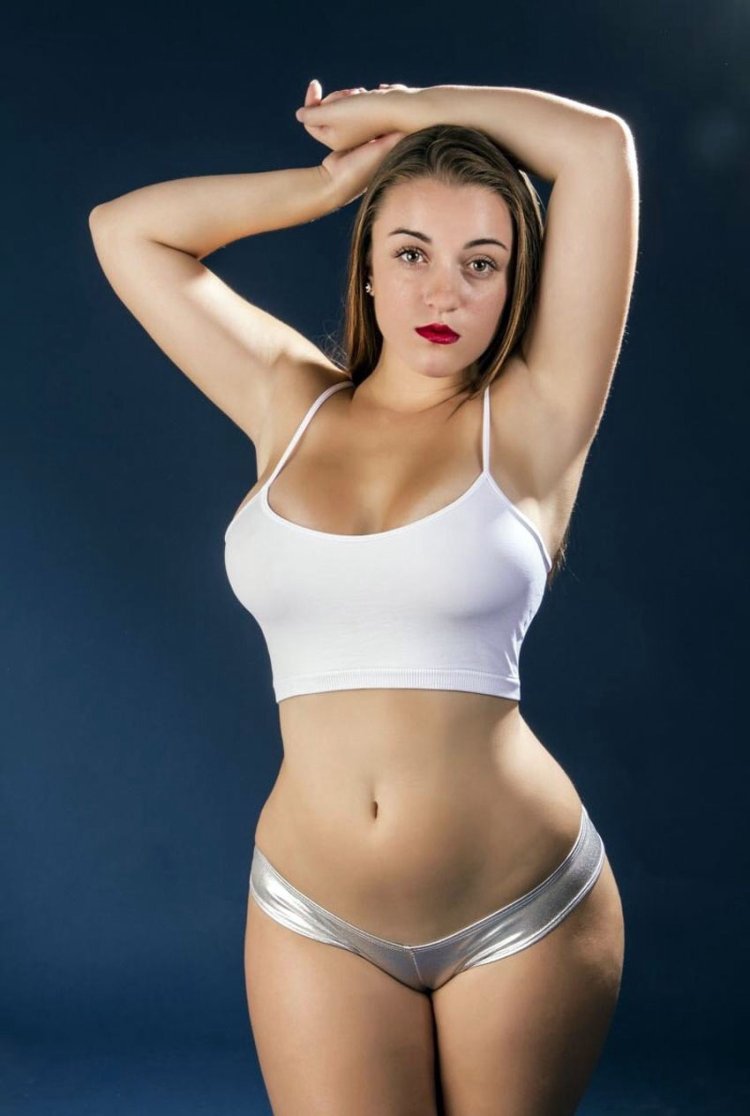 Брюшко у девушки