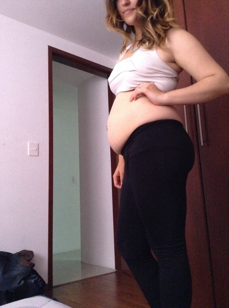 Толстый животик у девочки