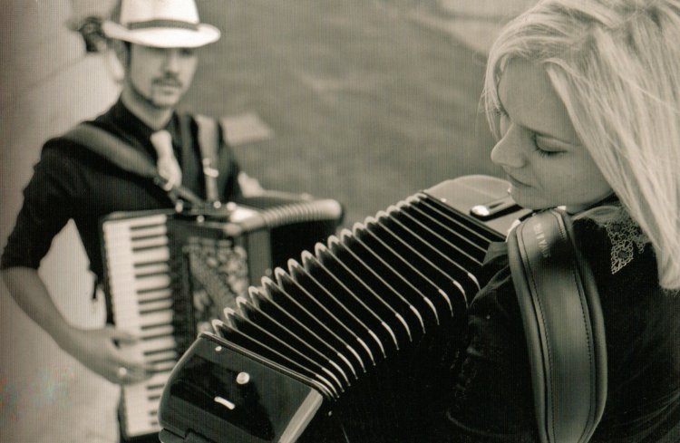 Модель с баяном