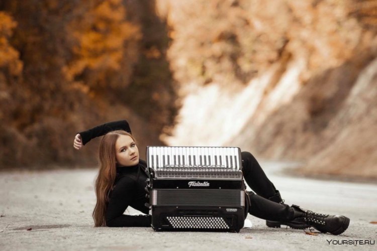 Девушка с баяном