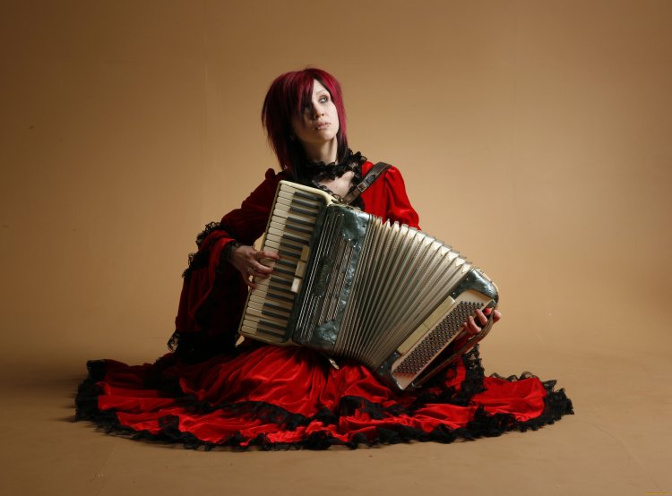 Женщина с баяном