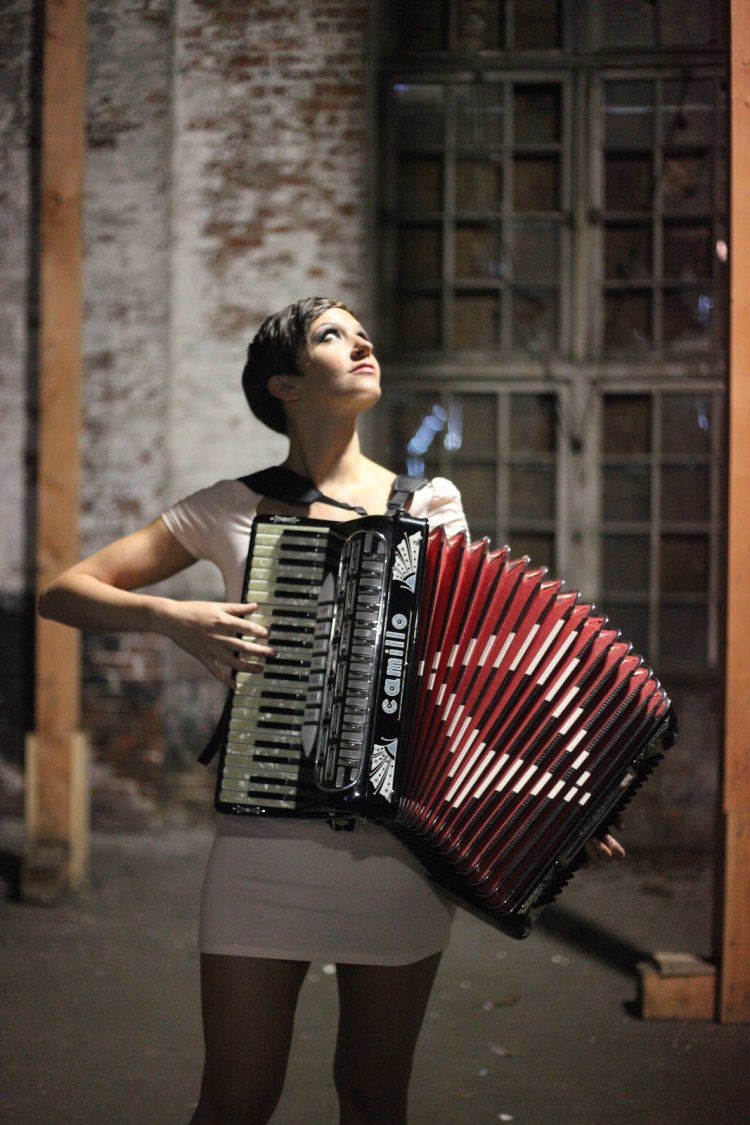 Невеста с баяном в поле