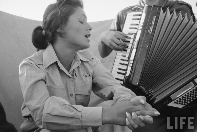 Женщина с аккордеоном