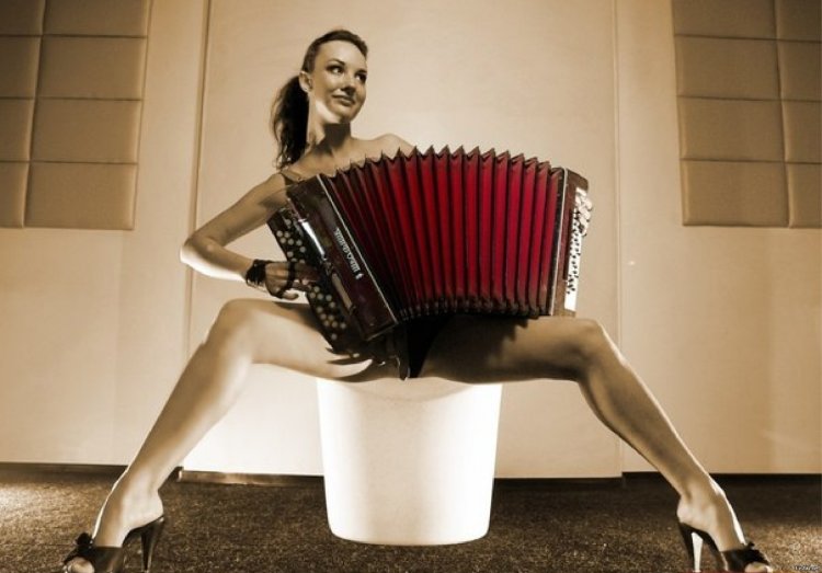 Невеста с баяном