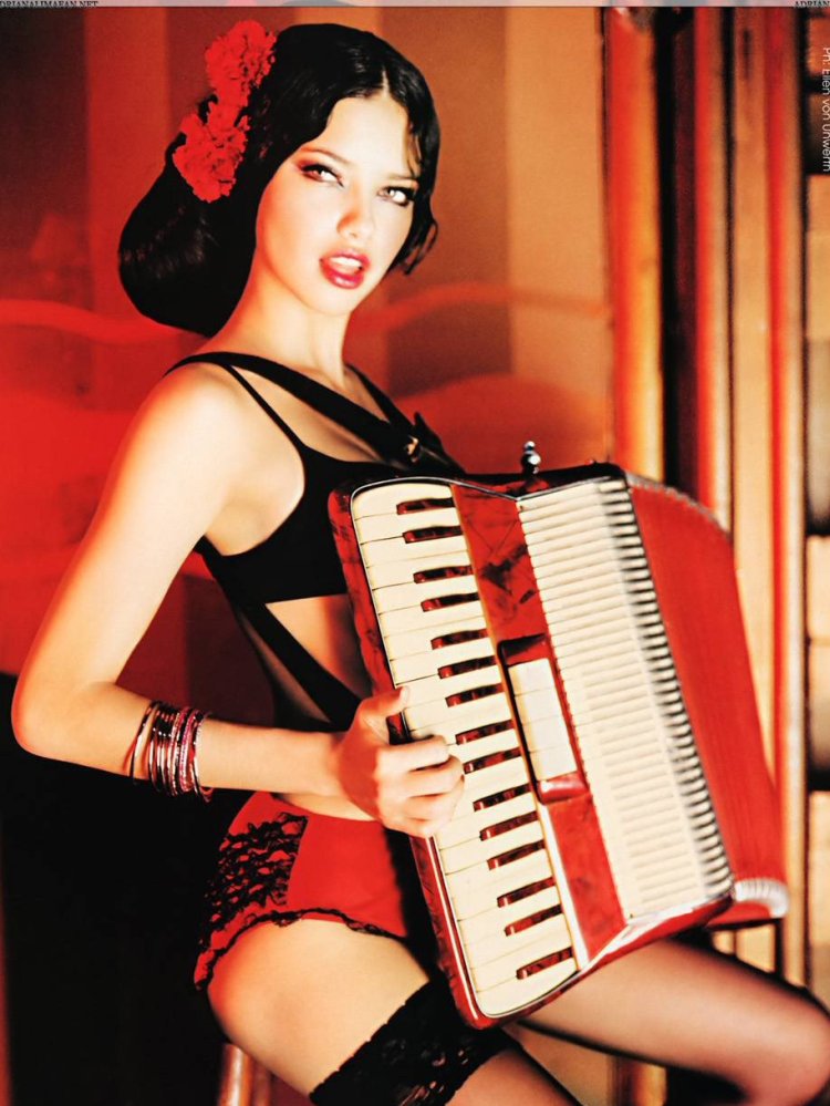 Девушка играет на аккордеоне