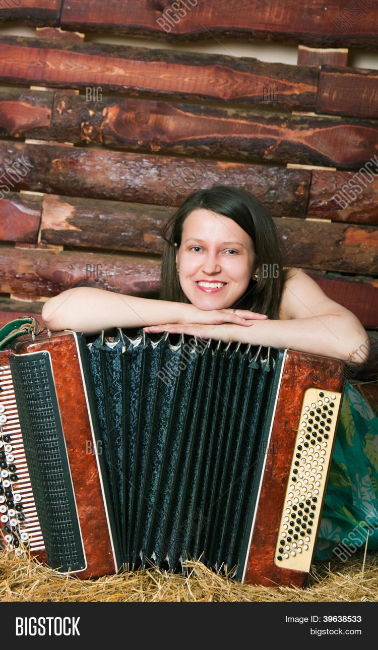Девушка с аккордеоном