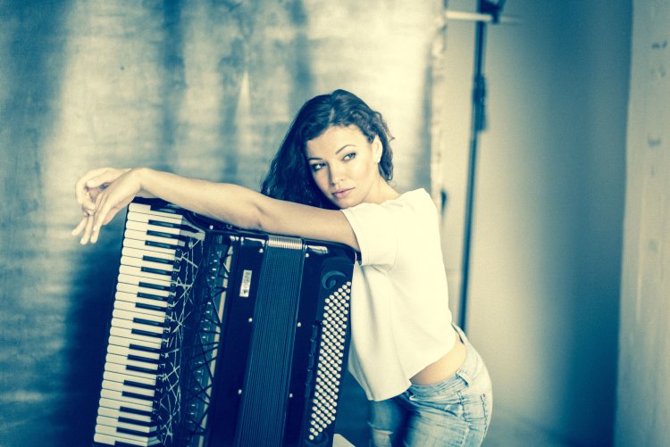 Картина девочка с баяном